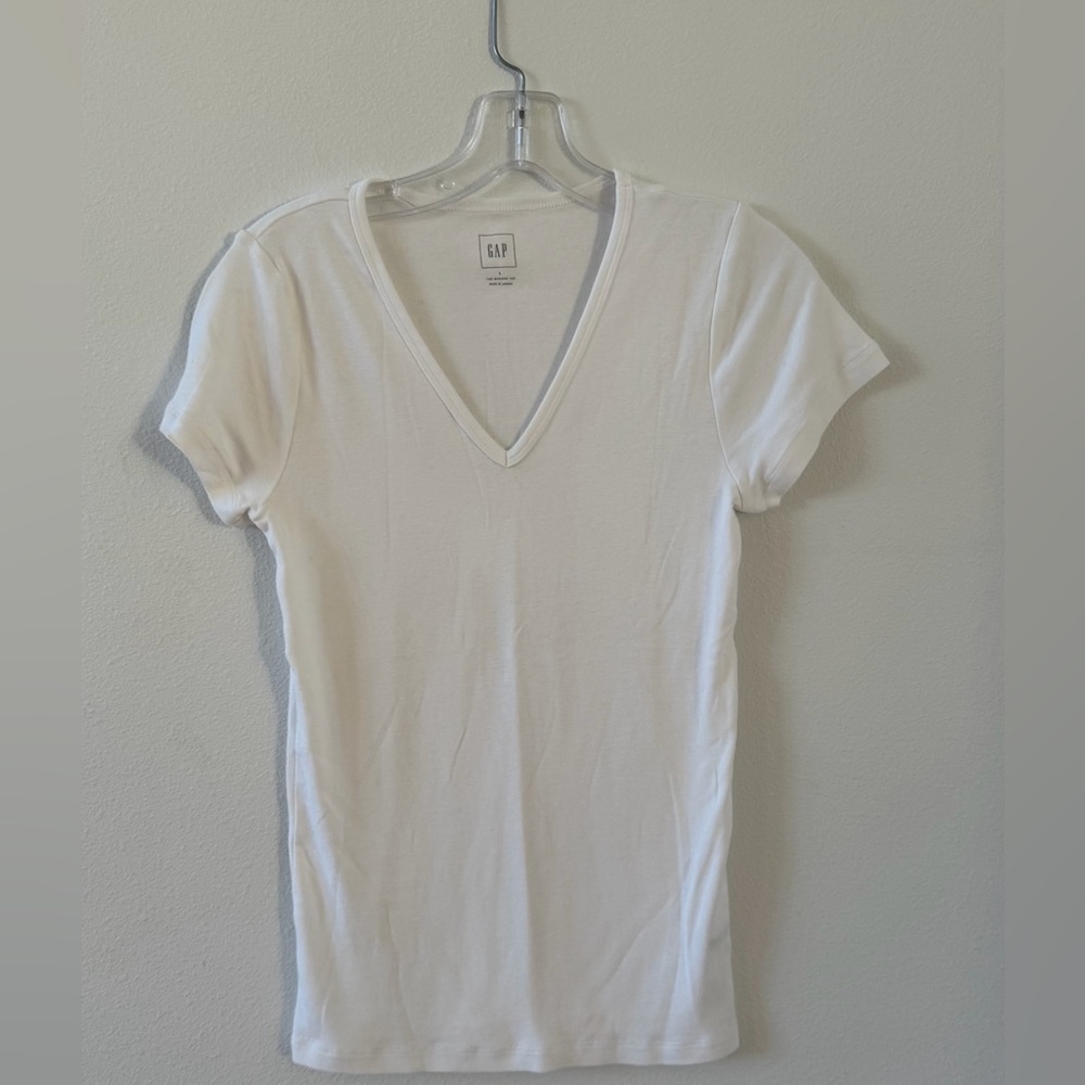 GAP Women's Classic White V-Neck Tee